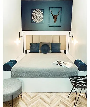 Totu Centrum Walowa 40 *